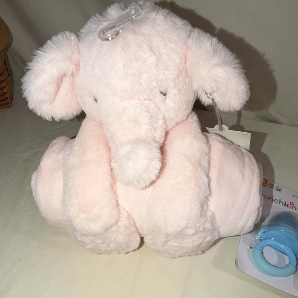 Plush elephant and Munchkin Fresh Feeder 2-Pack Baby Food Feeders 6M+